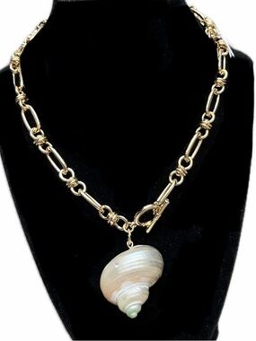NWT ⚜️🐚⚜️ PIPER K Gold Tone Necklace with Conch Shell Pendant
